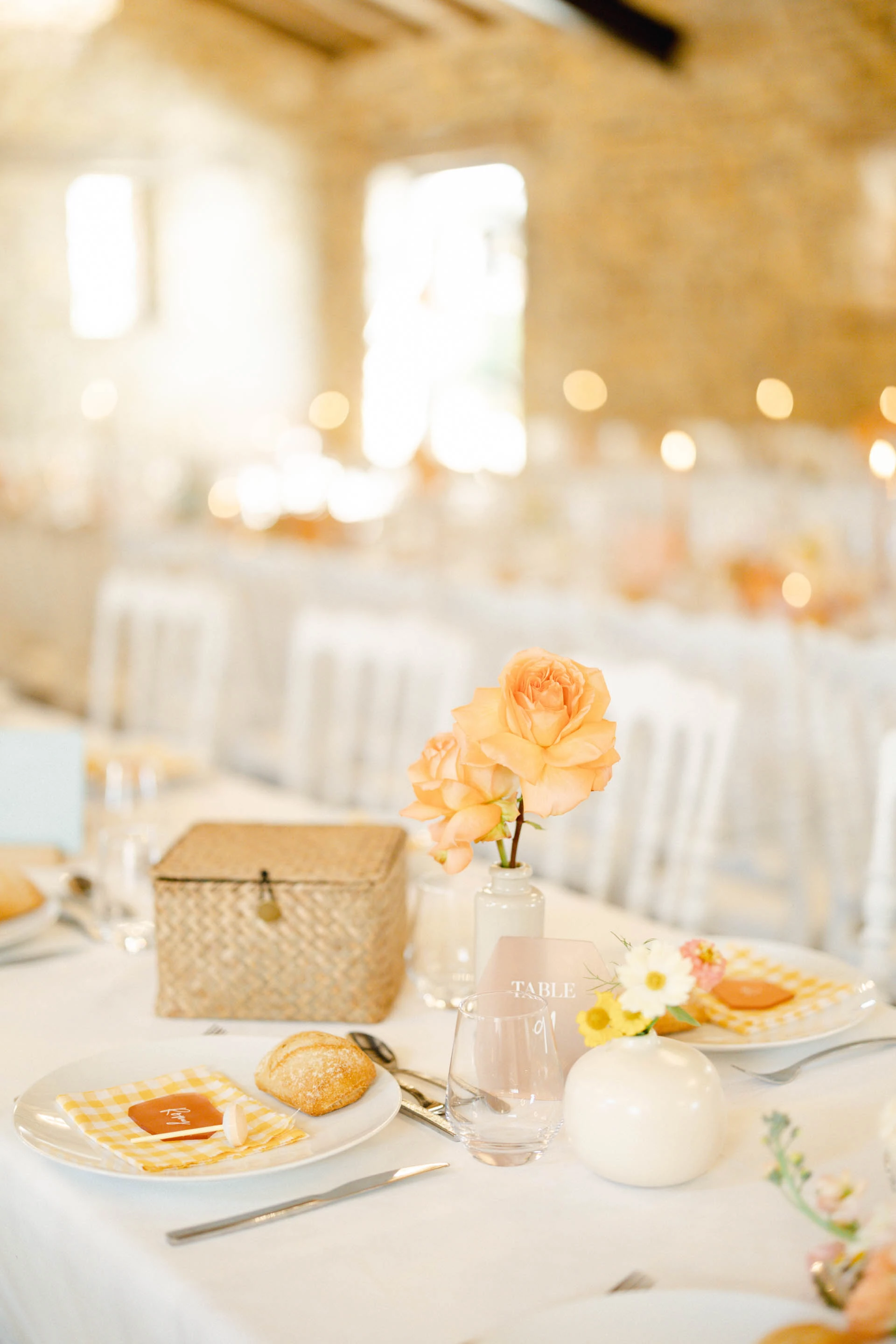 vaisselle meubles verres à pied verres composition florale